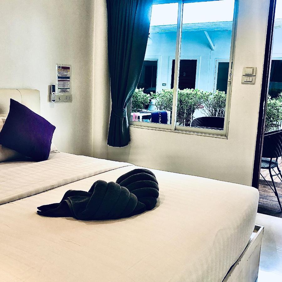 Koh Larn White House Hotel Buitenkant foto
