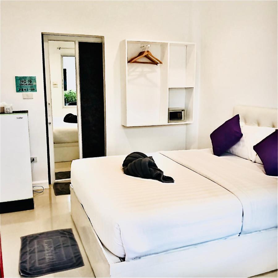 Koh Larn White House Hotel Buitenkant foto