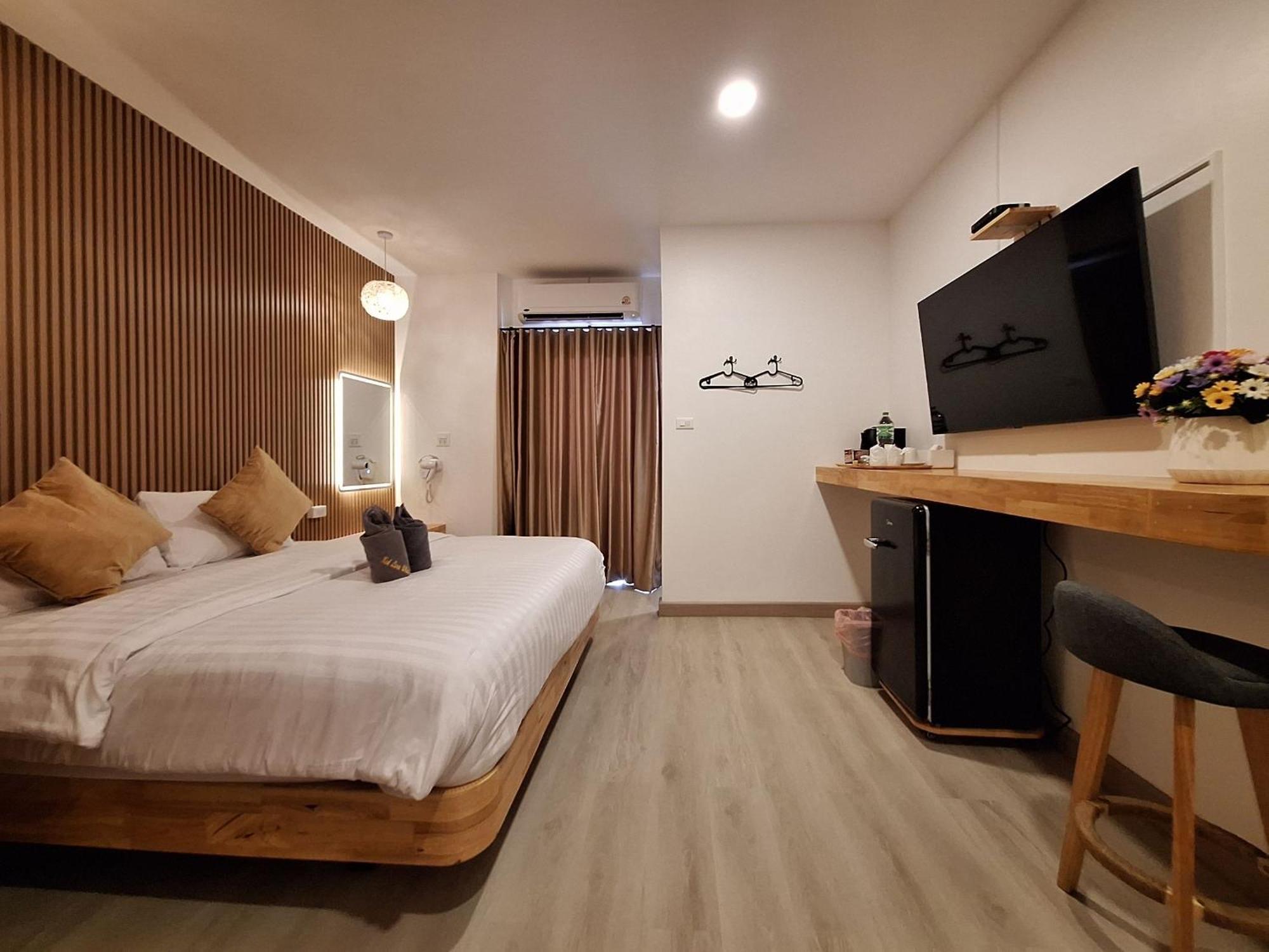 Koh Larn White House Hotel Buitenkant foto