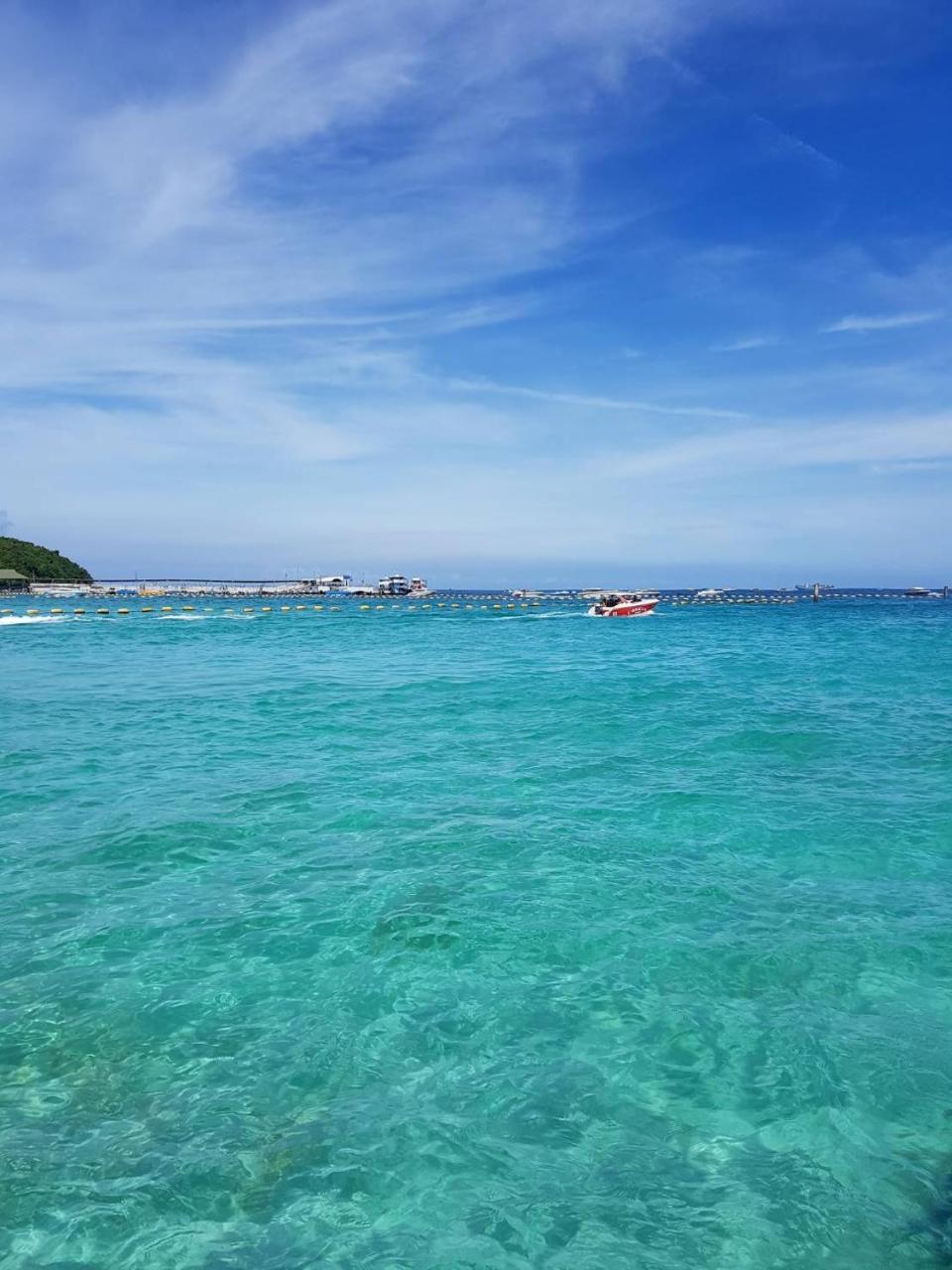 Koh Larn White House Hotel Buitenkant foto